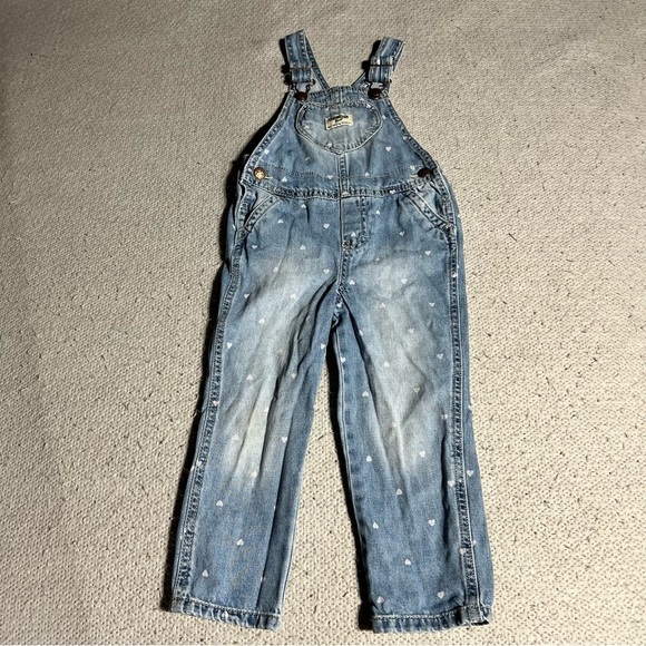 ⭐️  Oshkosh B’gosh Heart Print Denim Overalls Size 4T EUC - Picture 1 of 6